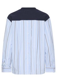 Camicia a maniche lunghe con bottoni, caratterizzata da un design a righe bianche e azzurre con dettagli blu navy sulle spalle e nei polsini, realizzata in un tessuto morbido.