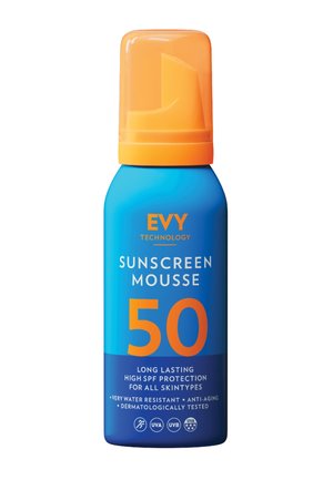 Blauwe zonnebrandmousse-fles met oranje dop, gelabeld "50", benadrukt langdurige, hoge SPF-bescherming voor alle huidtypen.