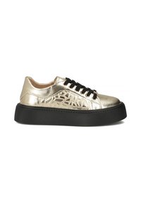 Metaliczne złote sneakersy z czarnymi sznurówkami, teksturowanym wzorem po bokach i grubą czarną gumową podeszwą. Charakteryzują się gładkim materiałem i geometrycznymi akcentami.