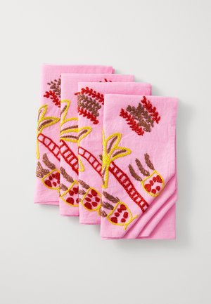 Set von vier rosa Baumwollservietten mit aufwendiger floraler Stickerei in Rot, Braun und Gelb. Jede Serviette ist ordentlich gefaltet.