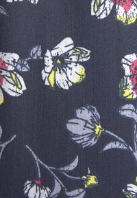 Bloemenstof met witte, gele en rode bloemen op een donkerblauwe achtergrond; zachte textuur met een ribbelpatroon.