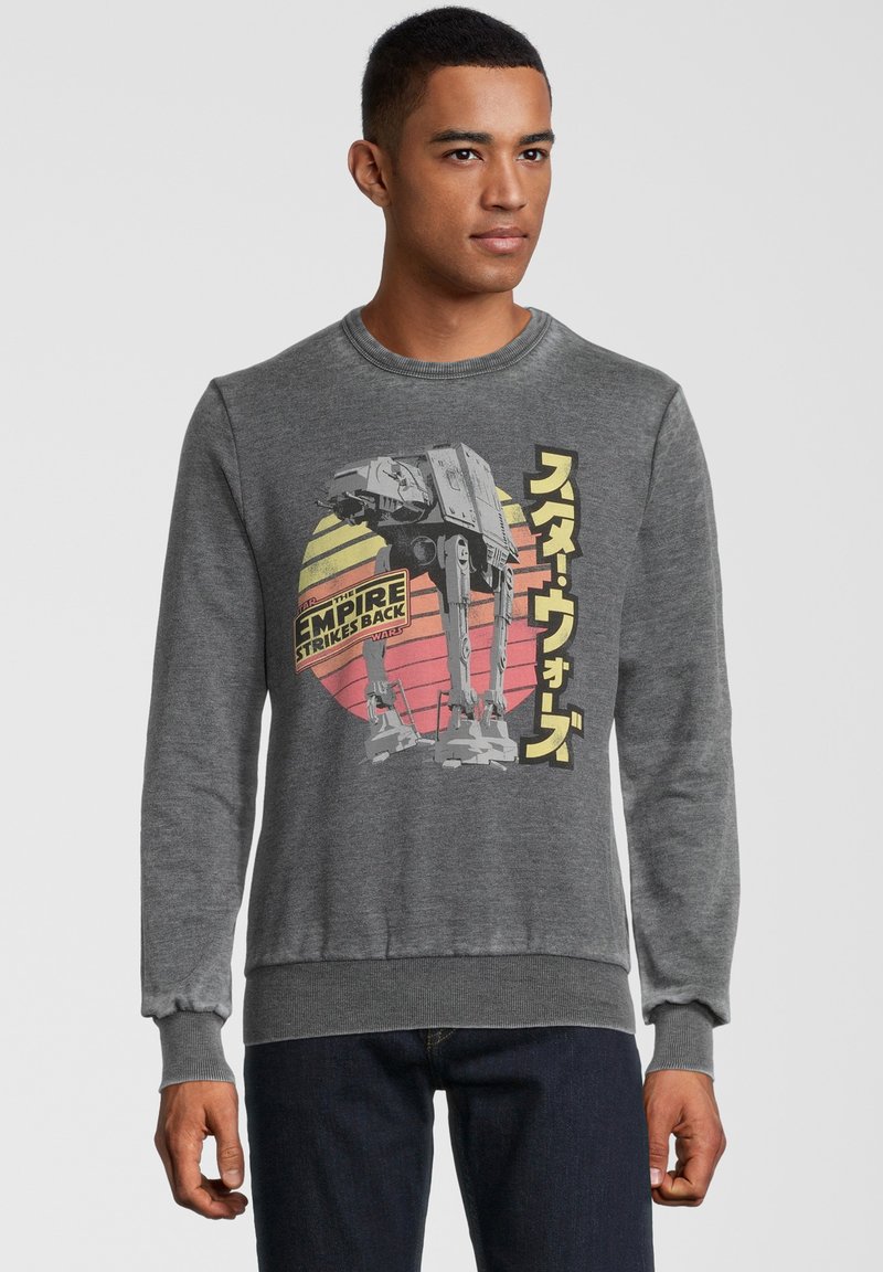 Šedý svetrový crewneck s grafickým tiskem AT-AT chodce v retro barvách a textem z "Impérium vrací úder."