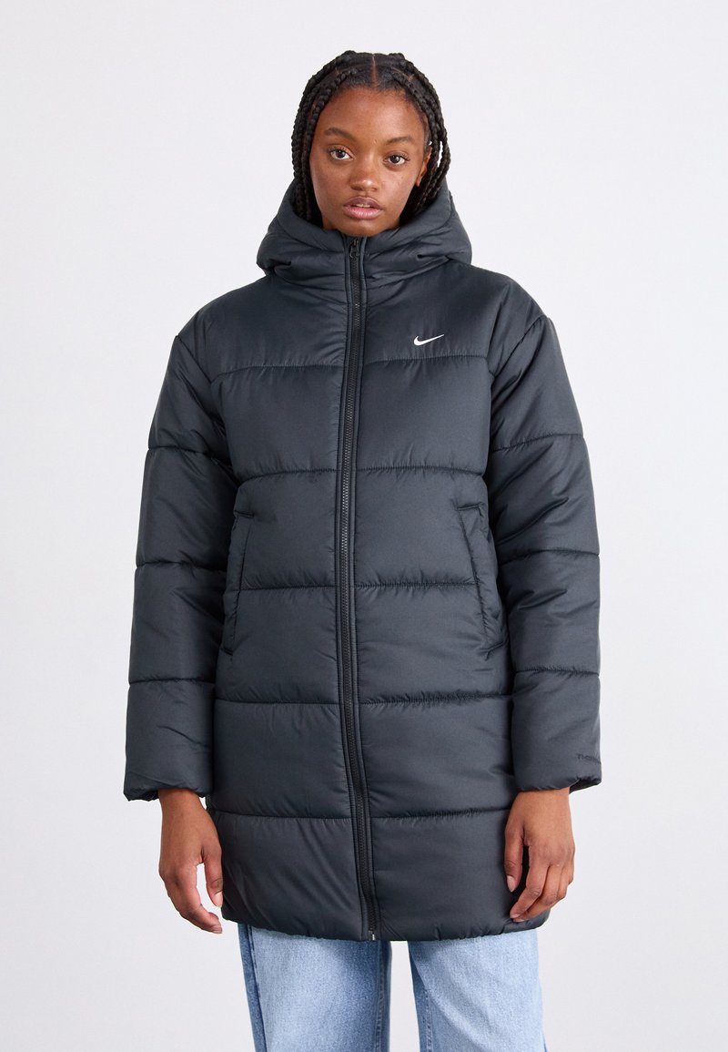 Must must coat kapuutsiga, millel on eesneede lukuga ja nähtavad õmblustähed. Nike logo vasakul ülemisel küljel.