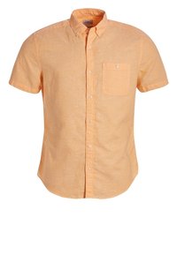 Camisa de manga corta, abotonada, en tela de lino color naranja claro. Presenta un bolsillo en el pecho y un cuello con botones blancos.