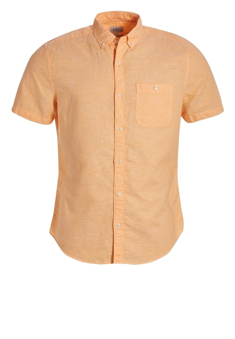 Camisa de manga corta, abotonada, en tela de lino color naranja claro. Presenta un bolsillo en el pecho y un cuello con botones blancos.