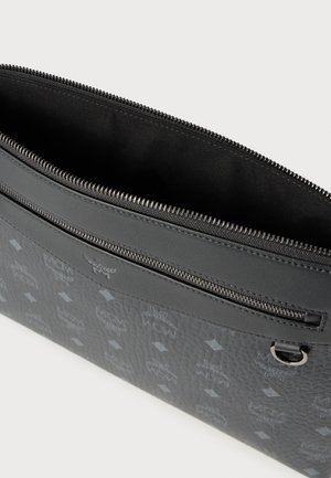 Rankning 6: MCM - DIAMOND FLAT POUCH - Kuvertväska