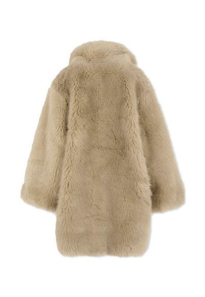 Cappotto in pelliccia sintetica beige con ampio colletto, forma oversize e maniche lunghe, caratterizzato da una texture morbida e un design senza cuciture.