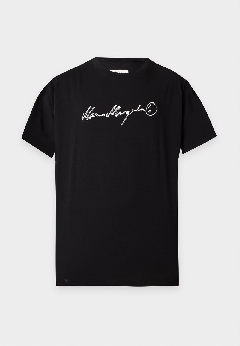 Camiseta negra de manga corta con texto blanco en cursiva y un número seis encerrado en un círculo centrado en el pecho sobre un fondo claro y liso.