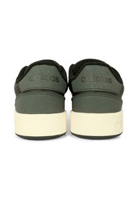 Zielone, teksturowane sneakersy z czarnymi akcentami, białą podeszwą środkową oraz wytłoczonym logo na pięcie. Zaprojektowane z myślą o codziennym użytkowaniu i komforcie.