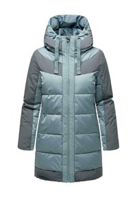 Manteau matelassé en bleu clair et gris, avec un col montant, une capuche réglable et une fermeture éclair. Texture lisse avec des détails en panneaux.