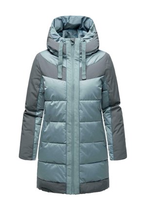 Manteau matelassé en bleu clair et gris, avec un col montant, une capuche réglable et une fermeture éclair. Texture lisse avec des détails en panneaux.