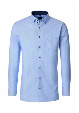 Lyseblå herreskjorte med lange ærmer, knapper foran, en enkelt brystlomme og mørk foring på kraven indeni.