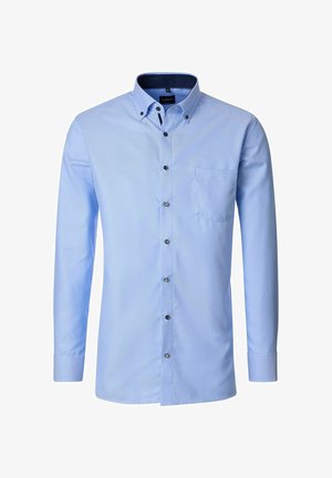 Lyseblå herreskjorte med lange ærmer, knapper foran, en enkelt brystlomme og mørk foring på kraven indeni.