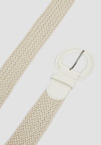 Geweven beige riem met een witte leren gesp en lus. De riem heeft een gestructureerd, gevlochten ontwerp over de gehele lengte.