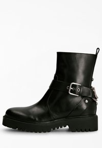 Bottine en cuir noir avec un bout arrondi, détail de sangle à boucle et semelle en caoutchouc épaisse avec un profond relief pour une meilleure adhérence.