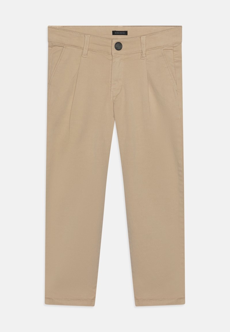 Pantalon beige à devant plat avec passants de ceinture, poches latérales, fermeture à boutons et ourlet cousu sur un fond uni.