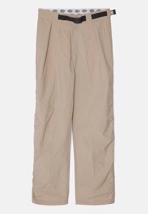 béžové nohavice s textúrovaným povrchom, s záhybmi, čierny opasok s nastaviteľnou prackou a vzorovaný pás.