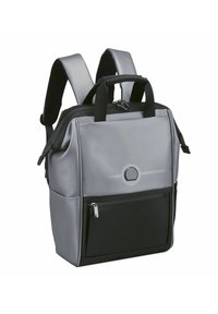 Zaino grigio e nero con finitura texturizzata, doppi manici, spallacci regolabili, tasca anteriore con zip e un dettaglio del logo rotondo sul davanti.