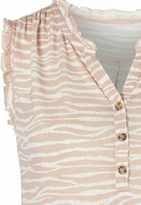 Roza prugasta majica s kratkim volanastim rukavima, koja ima dugmad i laganu, mekanu tkaninu. Suptilna tekstura i kontrast uzoraka.