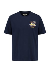 Camiseta de algodón azul marino con un estampado gráfico que incluye el texto "CORAL COAST" y elementos tropicales. Diseño de mangas cortas y ajuste relajado.