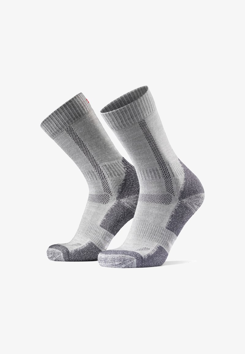 Calcetines de senderismo gris con puño acanalado, refuerzo en la punta y el talón, patrones texturizados y tonos de gris variados, diseñados para la comodidad y la durabilidad.