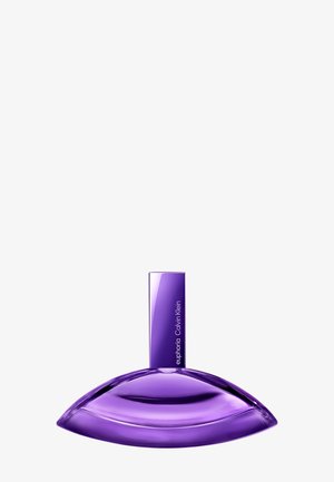 Flacon de parfum Calvin Klein Euphoria violet en forme d'œil, avec un capuchon vertical et un logo blanc sur le capuchon, posé sur un fond blanc.