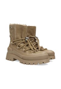 Bottes à chevilles en suède beige avec bordure en fausse fourrure, semelle en caoutchouc épaisse et lacets en cordes. Présente du matériel métallique et des motifs texturés sur la semelle.