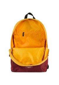 Mochila roja y amarilla con un bolsillo con cremallera en el interior, con una textura suave y forma de parte superior redondeada. Se pueden ver las correas y la marca en negro.