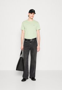 GANT SHIELD - T-shirts - milky matcha