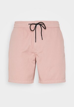 Hellrosa Shorts mit elastischem Bund und schwarzem Kordelzug, flach auf weißem Hintergrund ausgebreitet. Keine sichtbaren Muster oder Logos.