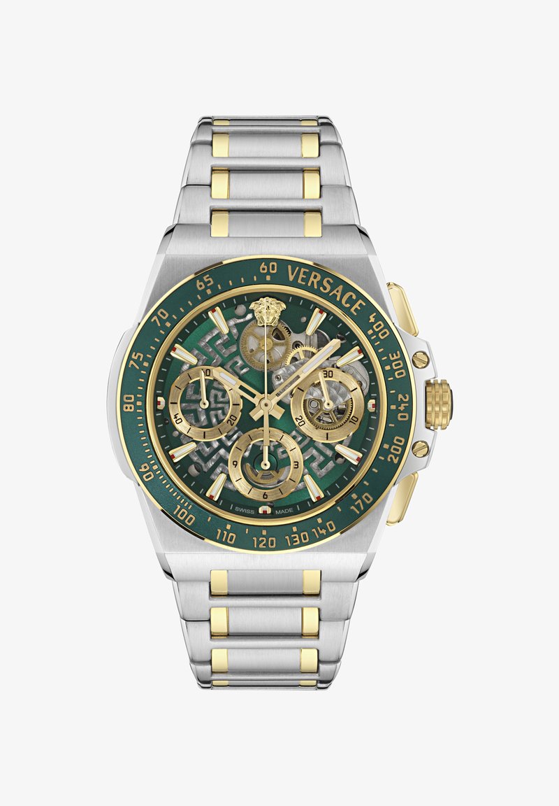 Reloj cronógrafo Versace con un dial de patrón verde, acentos en tono dorado, correa de acero inoxidable y fondo transparente que muestra intrincados engranajes.