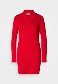 Robe en maille rouge à manches longues avec col et patte de boutonnage, présentant un motif géométrique subtil et un ourlet droit.