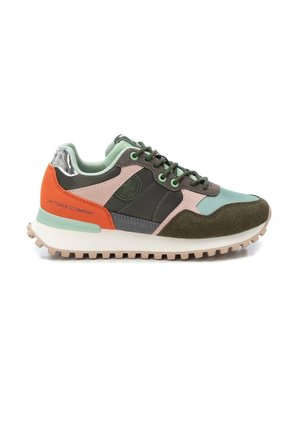 Zapatilla baja con paneles verdes, naranjas, rosas y grises, suela de goma texturizada, cordones y logo redondo de la marca en el lateral.