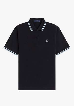 Polo manches courtes noir avec double rayures bleu clair sur le col et les poignets, deux boutons, et un petit logo laurier blanc sur la poitrine.