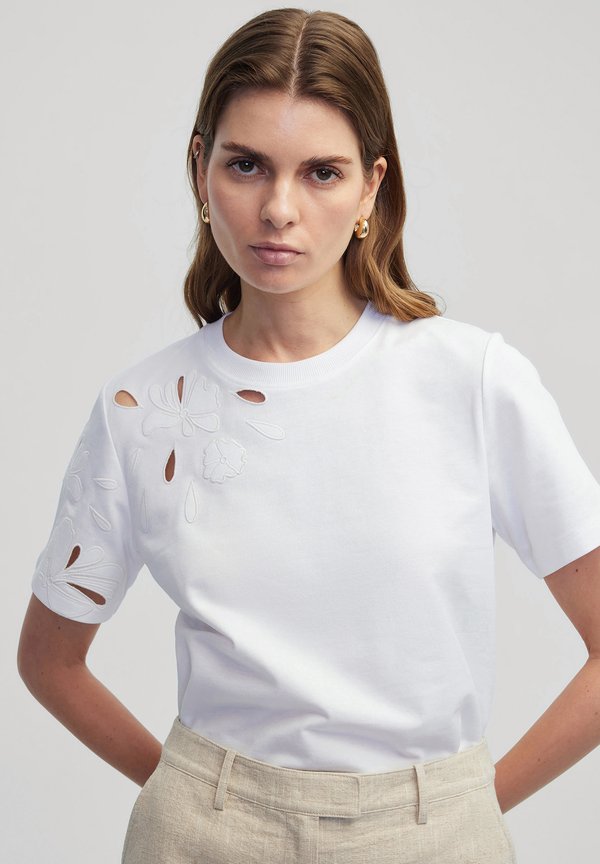 EMBROIDERED CUTOUT - T-Shirt print