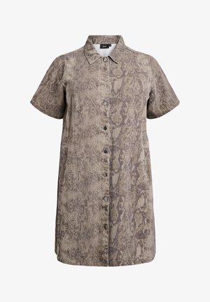 Kratka haljina s kratkim rukavima u uzorku zmije, napravljena od teksturiranog materijala. Ima kopčanje na dugmad, oštri ovratnik i bočne džepove u nijansi prigušene bež-smeđe boje.