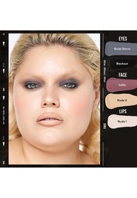 Vrouw met rokerige donkergrijze oogschaduw, nude matte lippenstift, stralende huidmake-up en een septum neusring op een witte achtergrond.