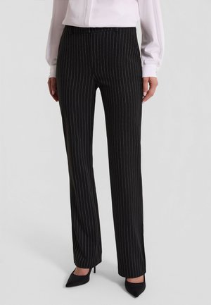 - Spodnie materiałowe