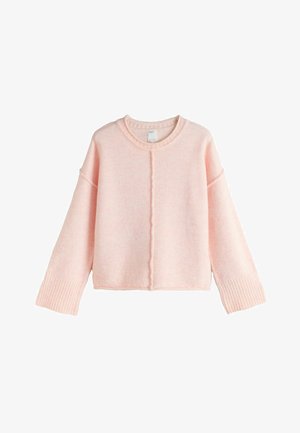 Miękki różowy sweter z dzianiny o długich, szerokich rękawach, ściągaczowych mankietach, okrągłym dekolcie i widocznym szwie biegnącym wzdłuż przodu.