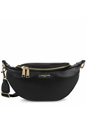 Marsupio in pelle nera con una forma curva, zip in tono oro e un logo discreto. La superficie presenta una texture a ciottoli.