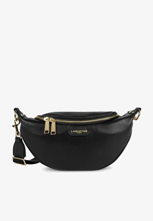Marsupio in pelle nera con una forma curva, zip in tono oro e un logo discreto. La superficie presenta una texture a ciottoli.