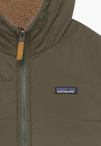 Patagonia REVERSIBLE READY FREDDY HOODY UNISEX - Casaco de inverno - basin green