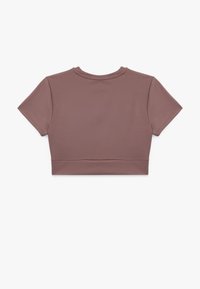 Afskåret kortærmet top i en dæmpet mauve farve, lavet af glat stof med rund halsudskæring og sømløs kantdetalje.