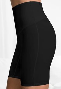 Shorts neri a vita alta realizzati in materiale elasticizzato. Presentano una texture liscia e un design aderente, che arriva fino a metà coscia.