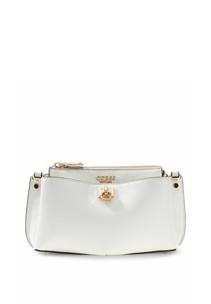 Sac à main blanc Guess avec fermoir et fermeture éclair dorés, affichant le nom de la marque et le logo sur le devant.