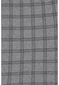 Tissu gris à motif tartan en gris foncé, avec des lignes qui s'entrecroisent. La texture semble lisse et de poids moyen.