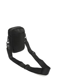 Borsa a tracolla nera in nylon, con chiusura a zip, tasca frontale e tracolla regolabile. Forma rettangolare compatta con una texture opaca.