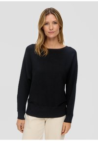 Dunkelblaues geripptes Sweatshirt mit weitem Bootsausschnitt, langen Ärmeln und lässiger Passform. Verfügt über einen strukturierten Stoff und ein einfarbiges Design.