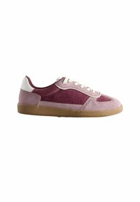 Låg topp sneaker med vita snören, rosa mocka och kordflamsöverdel, vit hälpatch och sula i gummigummi mot en enkel vit bakgrund.