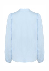 Ljusblå långärmad blus med ett texturerat, ribbat mönster och en rund halsringning med vågiga kanter. Avslappnad passform med puffärmar.